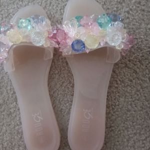 NWOT CORAL COLOR SANDAL WITH MANY COLORFUL RHINESTONES. SIZE 9, ROUGE HELIUM